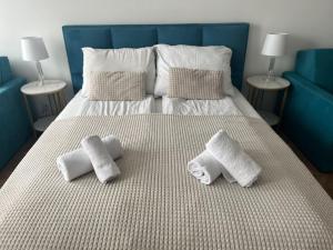 um quarto com uma cama com toalhas em Apartament Planeta 202 - tylko 100 m do plaży, em Mielno