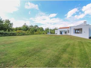 ein großes Grasfeld vor einem weißen Haus in der Unterkunft Beautiful Villa Una Sofia with pool in Tinjan in Vela Traba