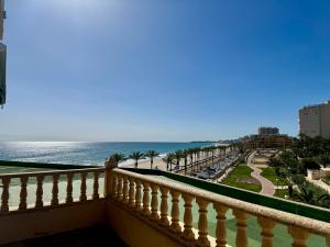 ein Balkon mit Blick auf das Meer in der Unterkunft Vistas al Mar, Piscina y Playa in Alicante