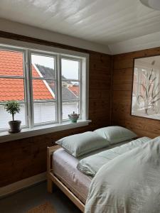 מיטה או מיטות בחדר ב-Elins gjestehus