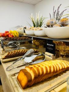 un buffet avec différents types de nourriture sur une table dans l'établissement Duerming Villa de Arzúa, à Arzúa