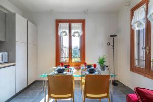 comedor con mesa y sillas en Minuetto Apartment - 2 bedrooms, en Vicenza