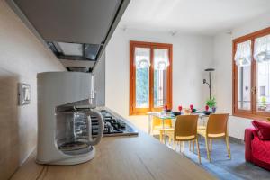 cocina con fogones y mesa con sillas en Minuetto Apartment - 2 bedrooms, en Vicenza