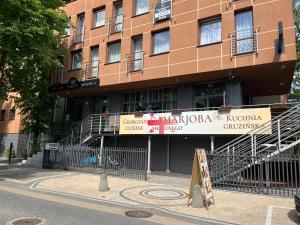 un edificio con un cartello davanti di PLANETA 202 - tylko 100 m do GŁÓWNEGO DEPTAKU i plaży! a Mielno