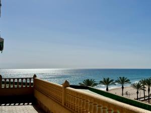 uma varanda com vista para a praia e para o oceano em Vistas al Mar, Piscina y Playa em Alicante