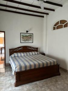 1 dormitorio con 1 cama en una habitación blanca en Village Inn Resort en Negombo