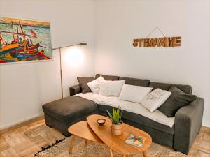 uma sala de estar com um sofá e uma mesa em Appartement cosy centre ville em Sainte-Maxime