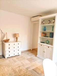 um quarto com um armário branco e uma cómoda em Appartement cosy centre ville em Sainte-Maxime
