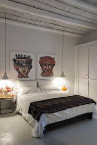 a bedroom with a bed with two heads on the wall at Casa Vignali country house in Augusta