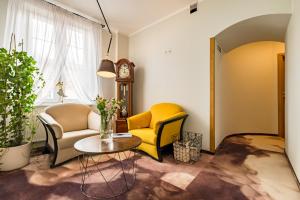 a living room with two chairs and a table at Pod Ratuszem in Rzeszów