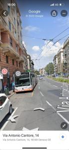 um ônibus está dirigindo por uma rua da cidade em Ambra em Génova