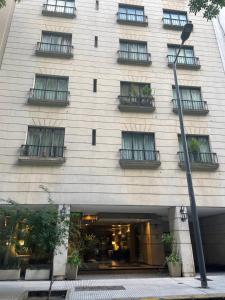 wysoki budynek z oknami i roślinami w obiekcie Un bonito lugar en el centro de Buenos Aires w BuenosAires