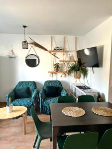 sala de estar con sofá, mesa y sillas en Surf&Sleep en Corralejo