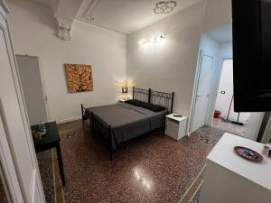 um quarto com uma cama e uma mesa num quarto em Ambra em Génova
