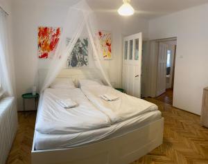 מיטה או מיטות בחדר ב-Majolika Ház