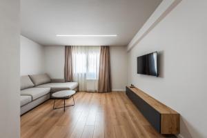 Relax Inn Hotel Durres的电视和/或娱乐中心