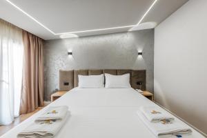 Relax Inn Hotel Durres客房内的一张或多张床位