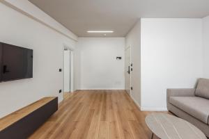 Relax Inn Hotel Durres的电视和/或娱乐中心