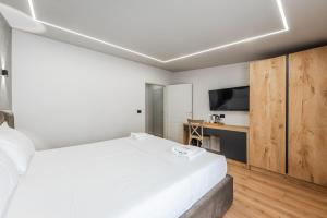 Relax Inn Hotel Durres客房内的一张或多张床位