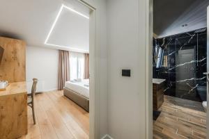 Relax Inn Hotel Durres客房内的一张或多张床位