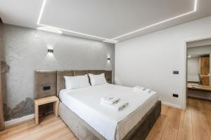 Relax Inn Hotel Durres客房内的一张或多张床位