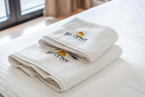 Relax Inn Hotel Durres客房内的一张或多张床位