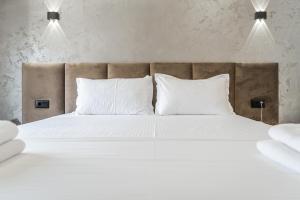 Relax Inn Hotel Durres客房内的一张或多张床位