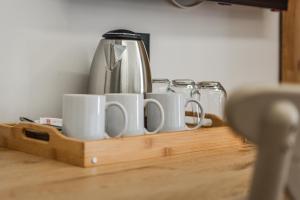 Relax Inn Hotel Durres的咖啡和沏茶工具