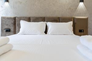 Relax Inn Hotel Durres客房内的一张或多张床位