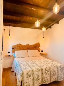 蒙特普齊亞諾的住宿－Sotto L'Ulivo，一间卧室,卧室内配有一张大床