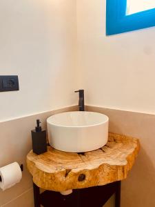 y baño con lavabo blanco sobre una mesa de madera. en Sotto L'Ulivo, en Montepulciano