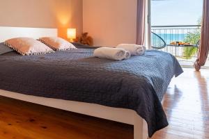 ein Schlafzimmer mit einem großen Bett mit zwei Handtüchern darauf in der Unterkunft Almyros Sea Front Villa in Myloi