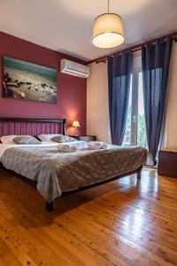 um quarto com uma cama grande e cortinas azuis em Almyros Sea Front Villa em Míloi