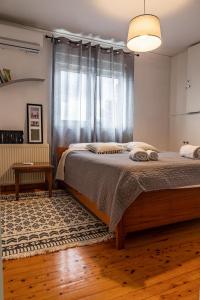 een slaapkamer met een groot bed en een raam bij Almyros Sea Front Villa in Míloi