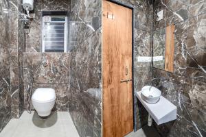 ein Bad mit einem WC und einem Waschbecken in der Unterkunft FabHotel Prime Palace View in Vadodara