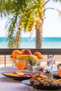 米洛伊的住宿－Almyros Sea Front Villa，一张桌子,上面放着食物和水果盘