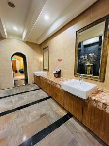 Walker Motel في تايبيه: حمام مع حوض ومرآة