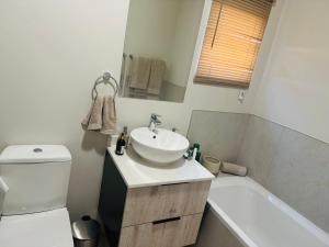 Koupelna v ubytování Luxury 3 Bedroom Apartment in Carlswald
