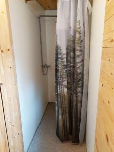 a room with a glass wall with trees in it at Gemütliches Tiny House Uggla im Wald am See in Torestorp