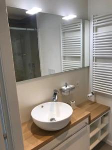 Ένα μπάνιο στο Casa Dorothea mit Pool über Lago Maggiore