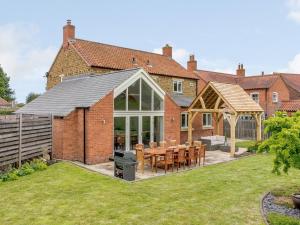 an extension to a house with a table and chairs at 5 Bed in Tealby 78678 in Tealby