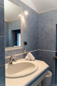 uma casa de banho com um lavatório e um espelho em Sarre Skyline Apartment - Relax in Valle d'Aosta em Aosta