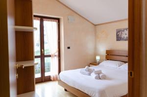 um quarto com 2 camas e uma janela em Sarre Skyline Apartment - Relax in Valle d'Aosta em Aosta