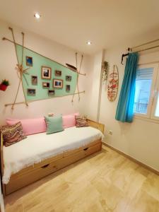 sypialnia z łóżkiem w pokoju w obiekcie Apartamento Agua marina con terraza w mieście Chiclana de la Frontera