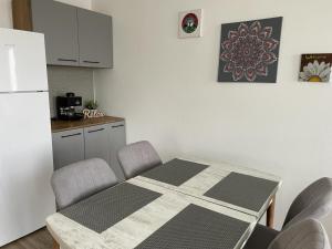 Kuchyň nebo kuchyňský kout v ubytování Fenyő Apartman