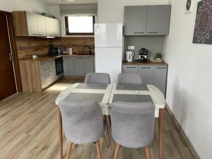 Kuchyň nebo kuchyňský kout v ubytování Fenyő Apartman + 7 fotografií