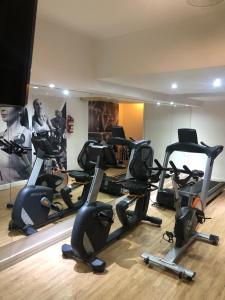 a gym with a bunch of exercise bikes in a room at Un bonito lugar en el centro de Buenos Aires in Buenos Aires