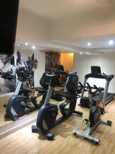 ein Fitnessstudio mit einem Haufen Heimtrainer in einem Raum in der Unterkunft Un bonito lugar en el centro de Buenos Aires in Buenos Aires