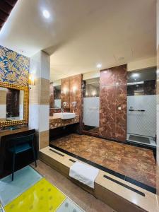 a large bathroom with a sink and a mirror at Walker Hotel - Chengde in Taipei
