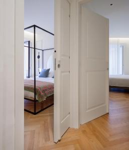1 dormitorio con 1 cama y puerta abierta en Maia Flora Taormina Apartments en Taormina